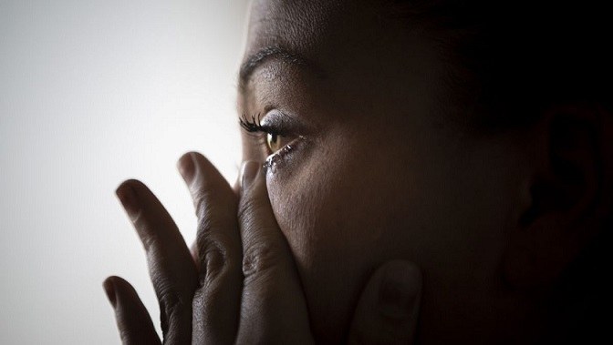 Primer plano de una mujer llorando