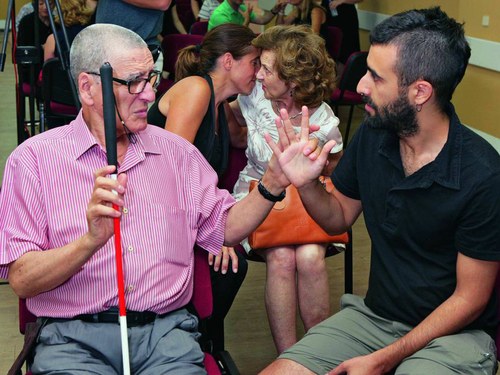 Persona sordociegas en un encuentro junto a sus mediadores