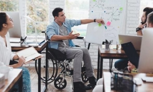 Joven con discapacidad en su puesto de trabajo
