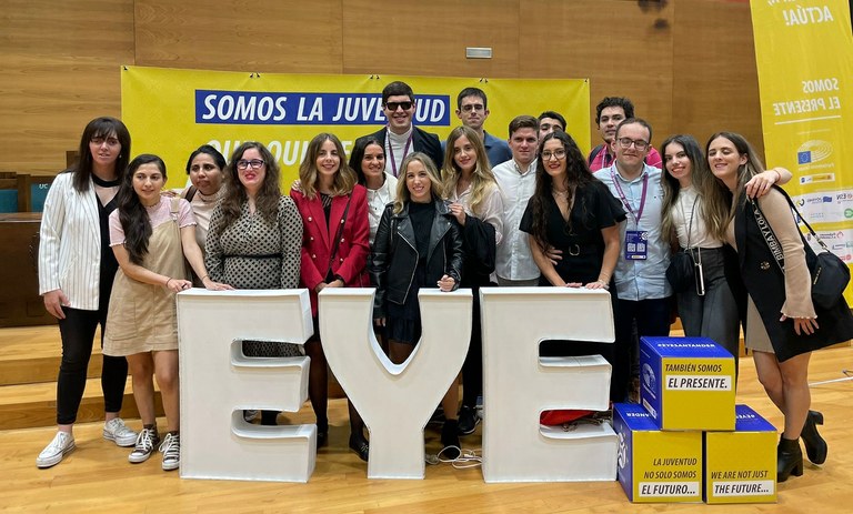 Grupo de jóvenes con discapacidad participantes en el evento EYE