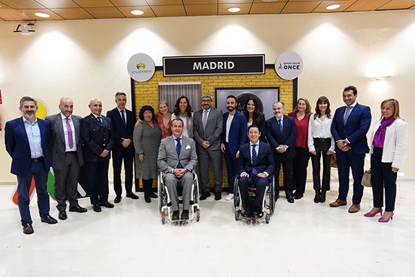 Foto de familia premiados y autoridades Solidarios Madrid