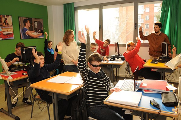 Foto de recurso. Aula con estudiantes ciegos