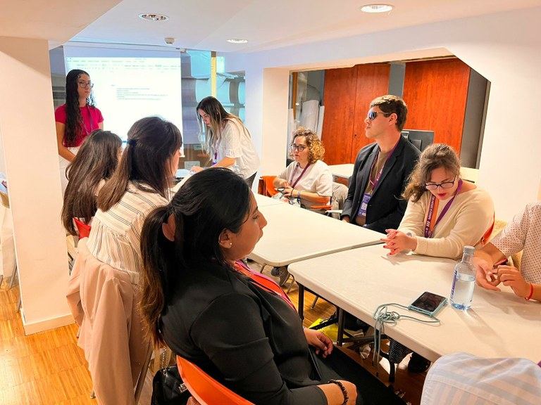 Momento de trabajo de los jóvenes en el encuentro