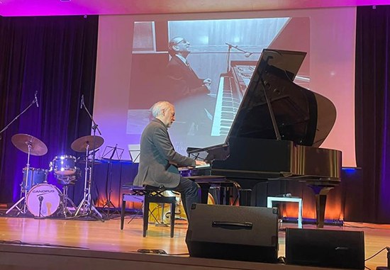 Ignasi Terraza al piano durante el homenaje