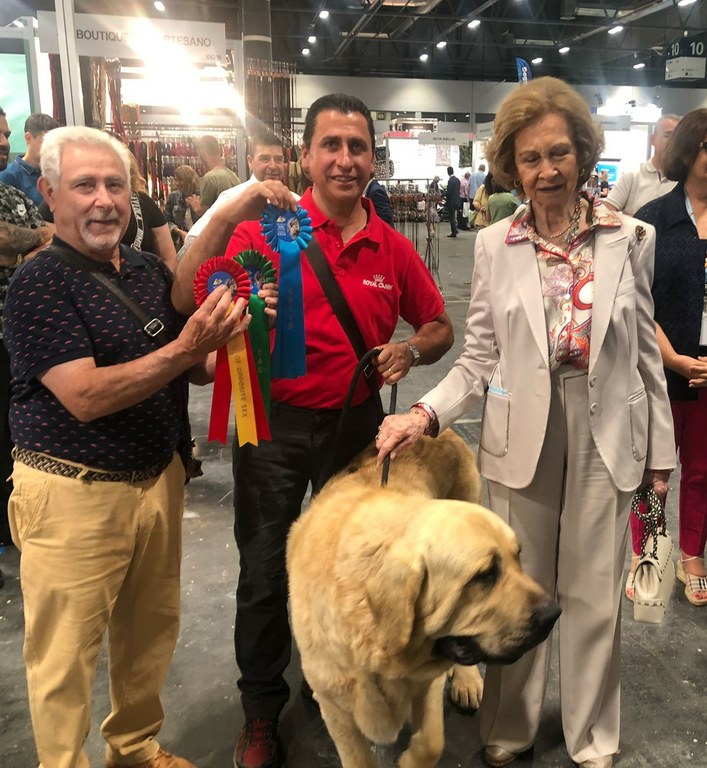 Pascual Rojas muestra su felicidad en imagen con la reina doña Sofía