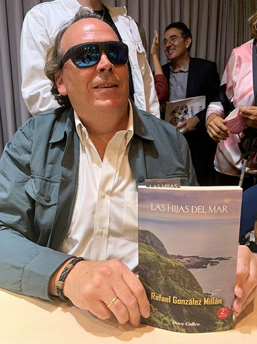 Rafael González Millán muestra la portada de su libro tras el acto de presentación en Madrid