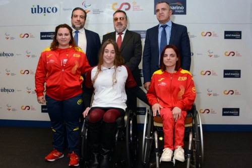 Foto de familia de responsables y deportistas en el acto de patrocinio