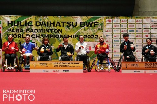Podium del Mundial de Badminton, con Ignacio Fernández mostrando su bronce