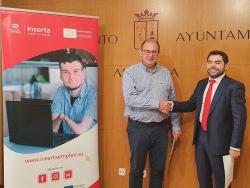 Momento de la firma del acuerdo en Almansa
