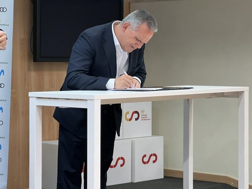 El presidente de la FEDC durante el acto de la firma