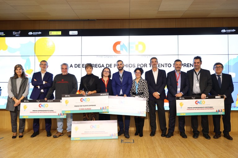 Foto de familia de los ganadores de los premios por Talento Emprende