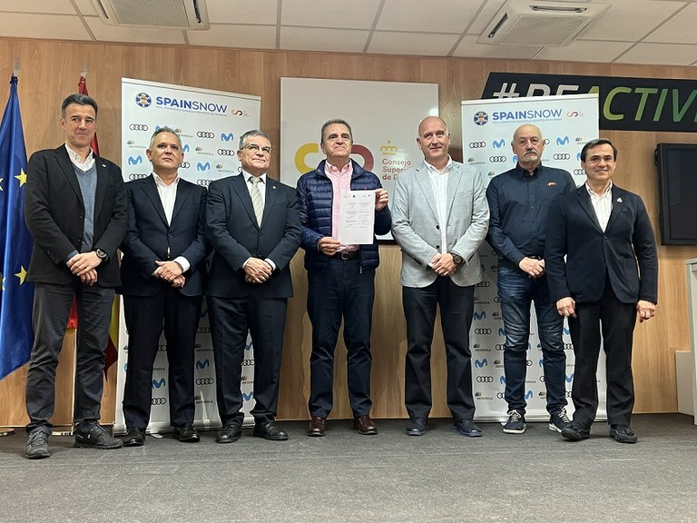 Foto de familia de los representantes de las federaciones junto a José Manuel Franco