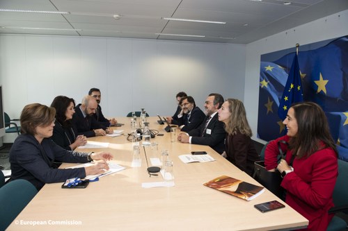 Momento de la reunión con la representante europea