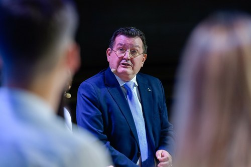 Ángel Sánchez charlando con los jóvenes