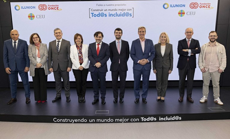 Foto de familia de los responsables de las tres entidades firmantes
