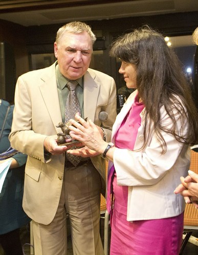 Wolfgan Angemann entrega un premio de la EBU a la presidenta de la Unión Bávara de Ciegos y Deficientes Visuales hace 4 años