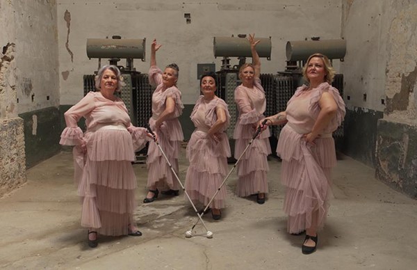 Lola García Baquero y Pepa Polidoro junto al elenco 