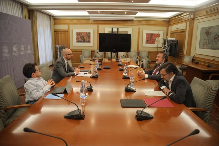 Los representantes del Gobierno y del Grupo Social ONCE durante la reunión en el ministerio