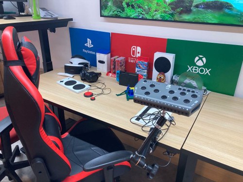 Mesa con diversas consolas  y herramientas de videojuegos