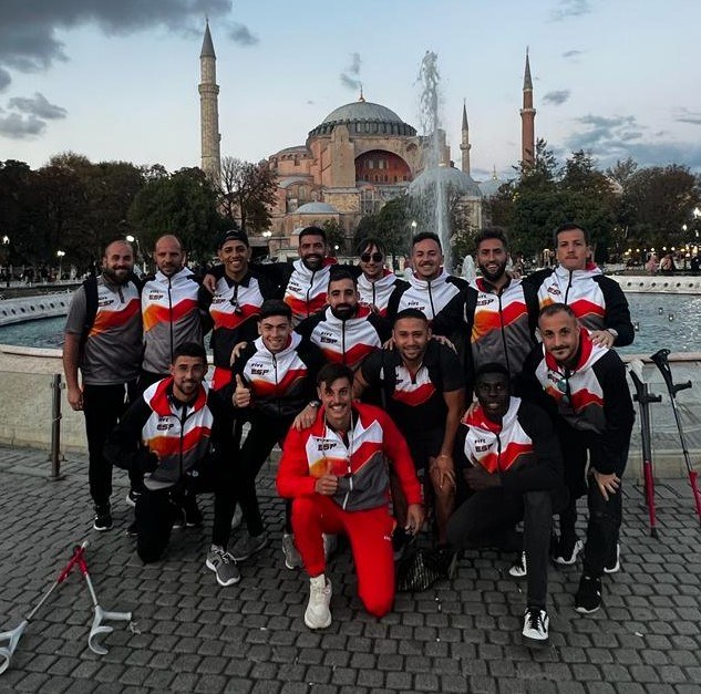 Carlos Roberto Díaz 'Tete' posa con su equipo de fútbol en Estambul (Turquía)