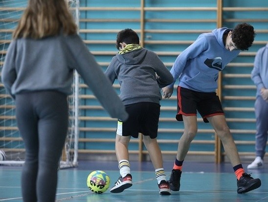 Escolares jugando al fútbol en el "Finde del Depote"