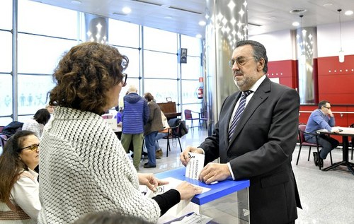 Miguel Carballeda votando en Madrid