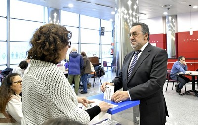 Miguel Carballeda votando en Madrid