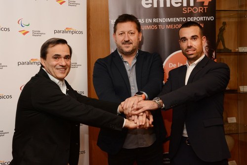 Alberto Jofre, a la izda, junto a los responsables de Emen 4 Sport 