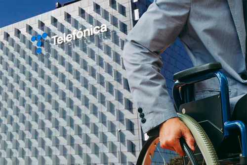Edificio de la ciudad de Telefónica en Madrid, y primer plano de una persona con discapacidad en silla de ruedas