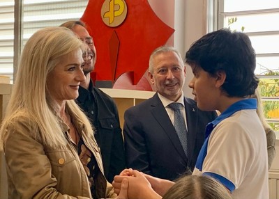 Patricia del Pozo saluda a Adam Barhom