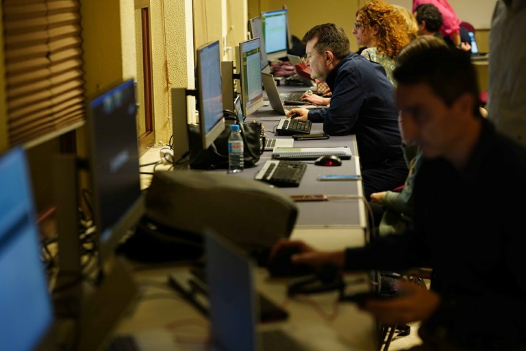 Ángel Sánchez junto a los técnicos del centro de datos de Madrid siguiendo el escrutinio y recuento de votos
