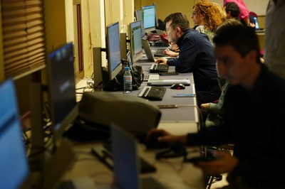 Ángel Sánchez junto a los técnicos del centro de datos de Madrid siguiendo el escrutinio y recuento de votos
