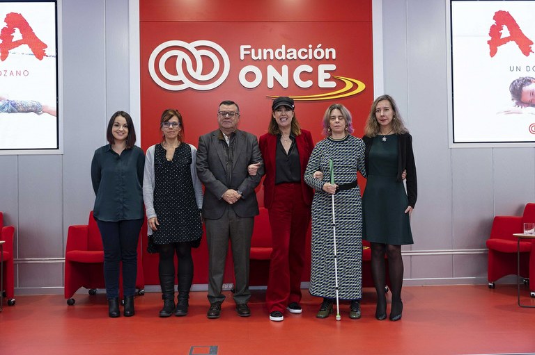 Foto de familia de los protagonistas del acto de presentación  de AVA, con Mabel Lozano en el centro de la imagen