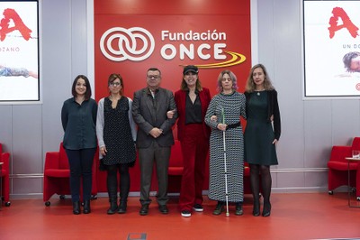 Foto de familia de los protagonistas del acto de presentación  de AVA, con Mabel Lozano en el centro de la imagen