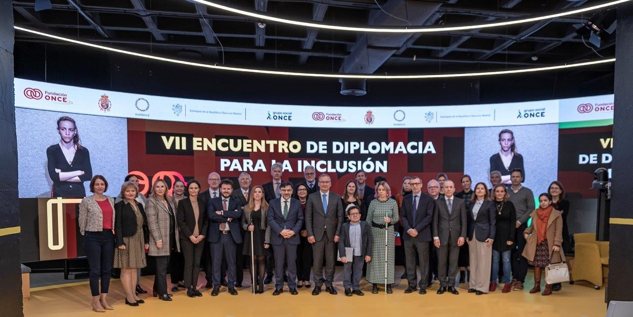 Foto de familia de los participantes en el encuentro