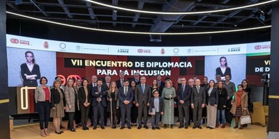 Foto de familia de los participantes en el encuentro