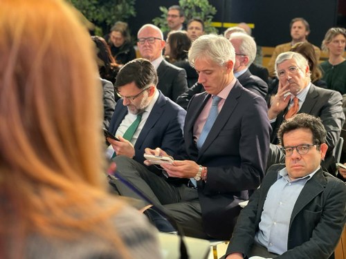 Foto general de asistentes al encuentro diplomático
