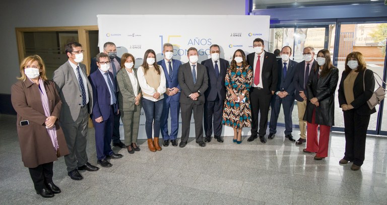 Foto de familia de todas las autoridades asistentes al aniversario de la residencia en La Solana