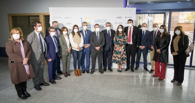 Foto de familia de todas las autoridades asistentes al aniversario de la residencia en La Solana