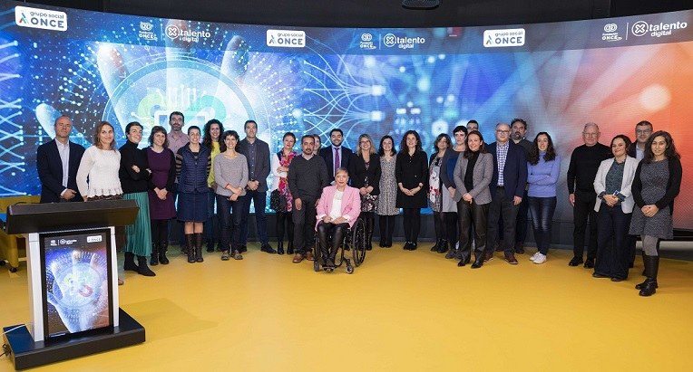 Foto de familia de los expertos participantes en la jornada celebrada en el HUB de Por Talento Digital