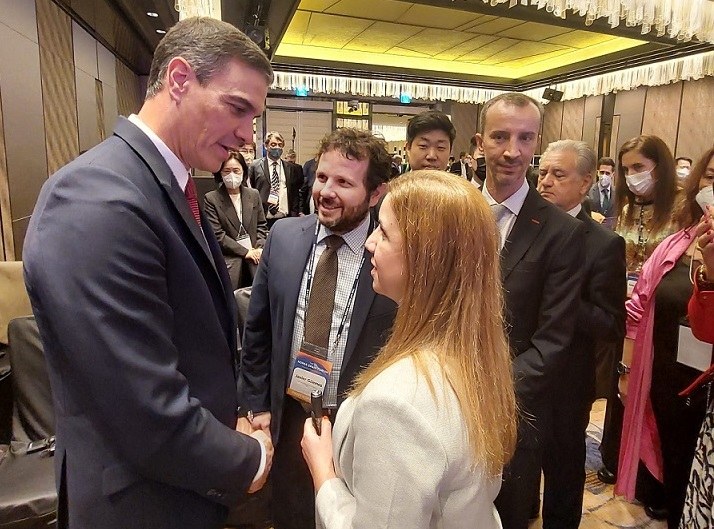 Pedro Sánchez con Javier Güemes y Natalia Guala