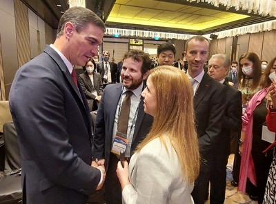 Pedro Sánchez con Javier Güemes y Natalia Guala