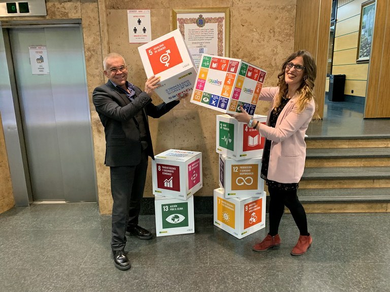 Jorge Íniguez y Eva Vilaplana con los cubos de los ODS