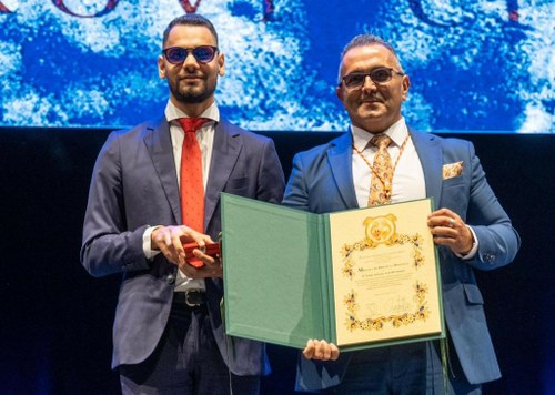 Ionut Antonio Hernández , con la medalla y el diploma del galardón, junto a y Salvador Gómez