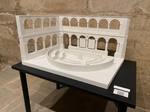 Mesa Tiflológica ubicada en el Parlamento de La Rioja