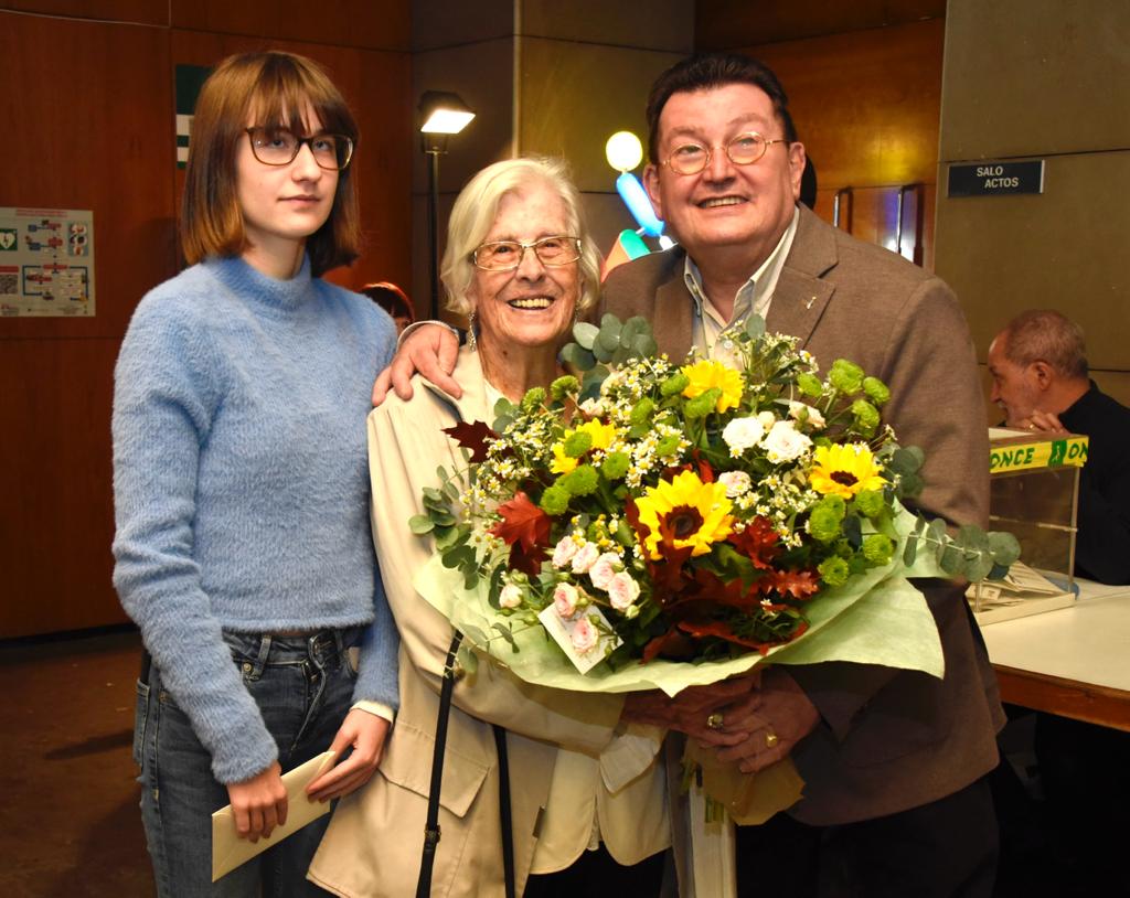 Rosario y Sade junto a Ángel Sánchez