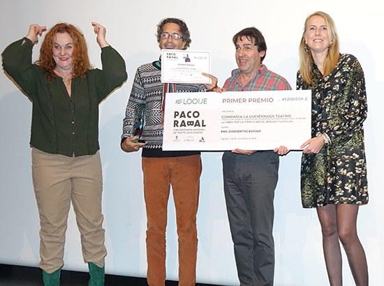 Miembros de la Luciérnaga recogen los galardones
