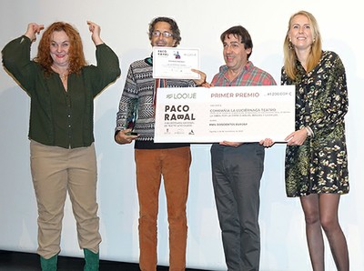 Miembros de la Luciérnaga recogen los galardones