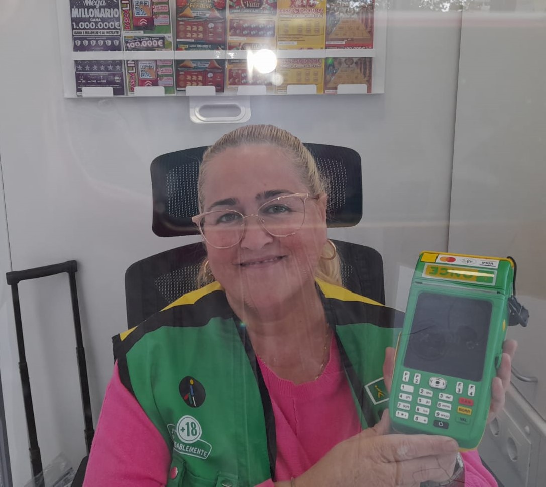 Lali Gallego muestra el TPV dentro de su quiosco de venta, en Alicante