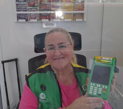 Lali Gallego muestra el TPV dentro de su quiosco de venta, en Alicante